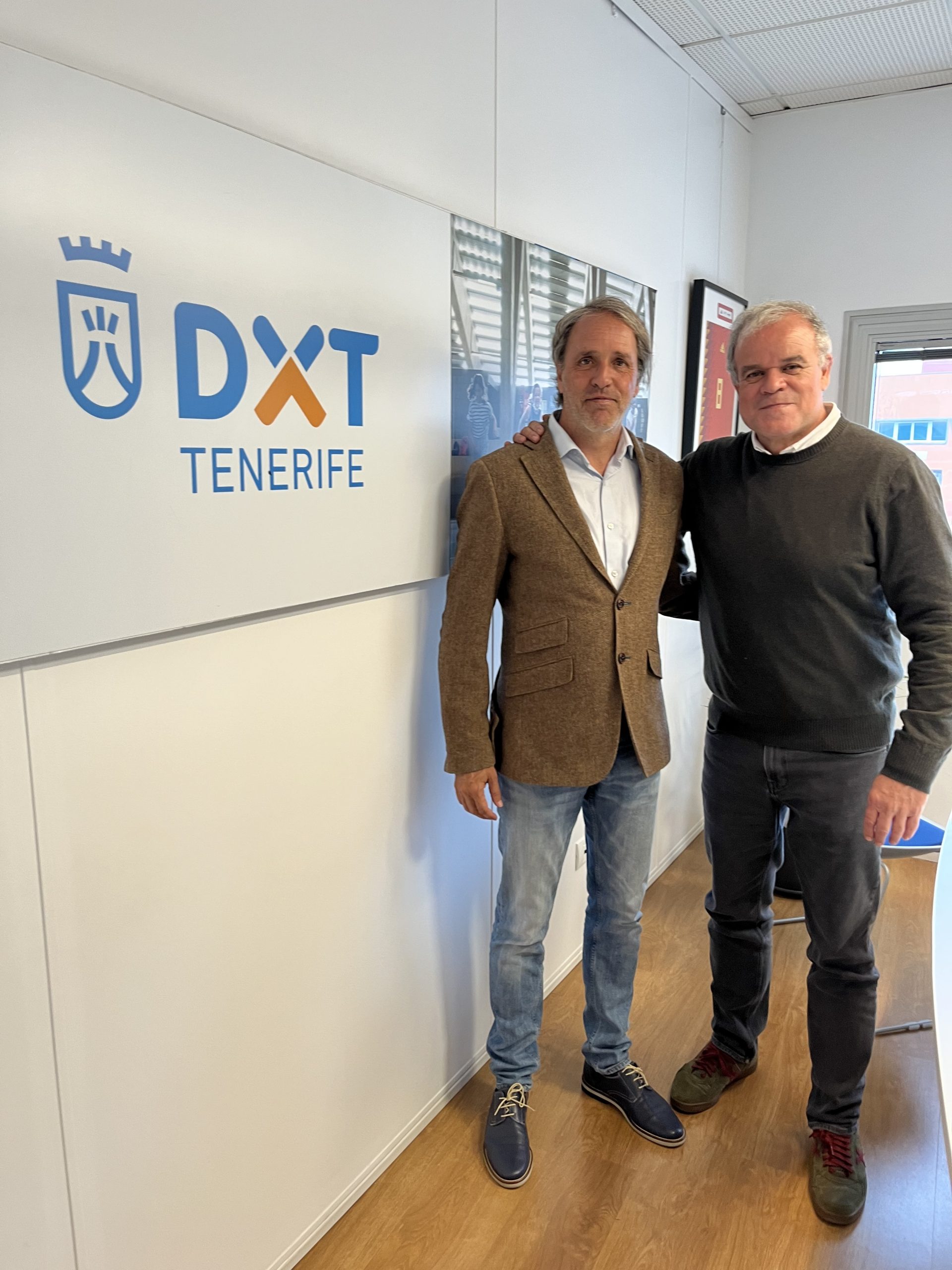 Ángel Lobo presidente de la Federación Canaria de Surf, junto a Manolo Gómez, Consejero delegado de IDECO-Cabildo insular de Tenerife